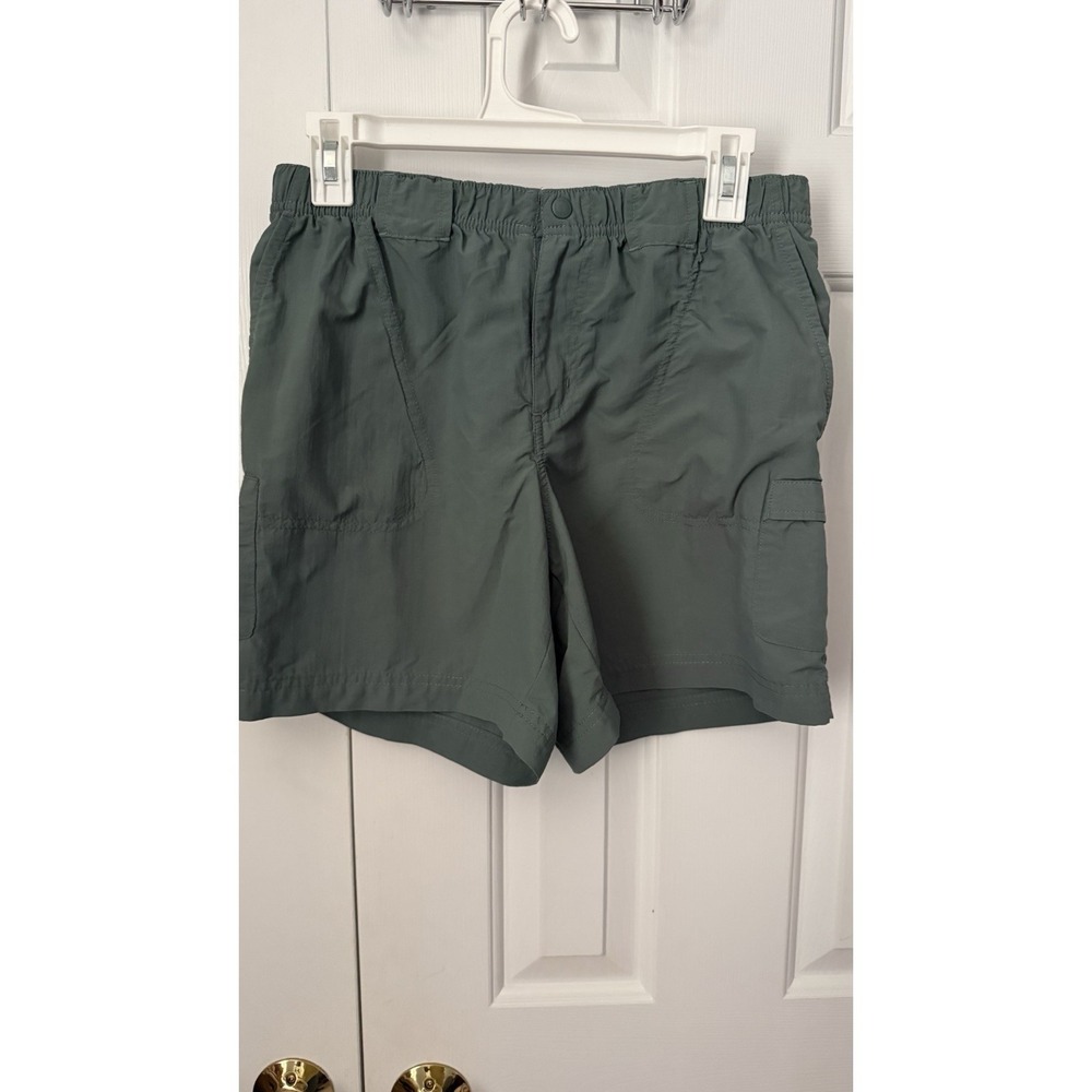Ladies Columbia Shorts In A Size Medium Sage Green 5.5 Inseam Button And Zip Up